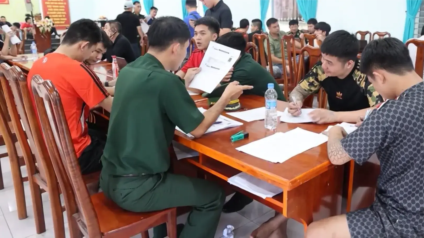 Tiếp nhận 110 công dân Việt Nam do Campuchia trao trả